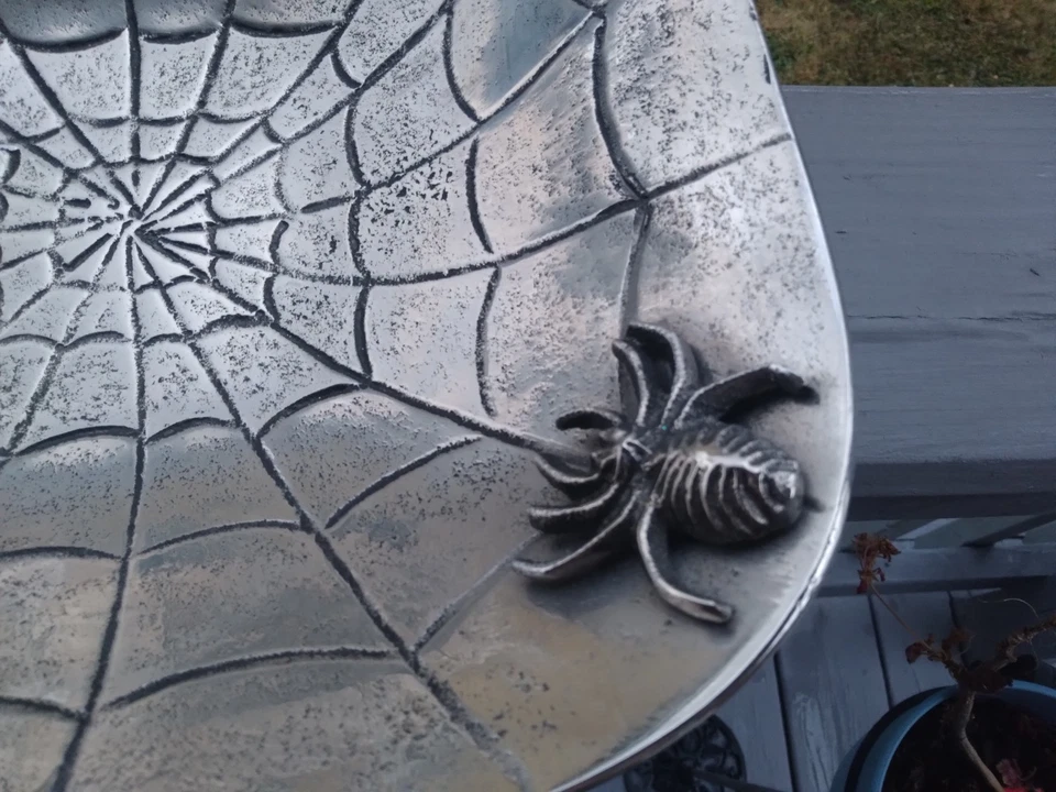 VINTAGE SILVER METAL ALUMINIUM SPIDER COBWEB HALLOWEEN  11 1/2" SERVING BOWL  - Image 4 of 4