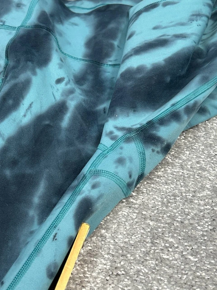Leggings ajustados de tiro alto Lululemon Invigorate de 25"" para mujer 6 logotipo azul tie dye Foto 3 de 4
