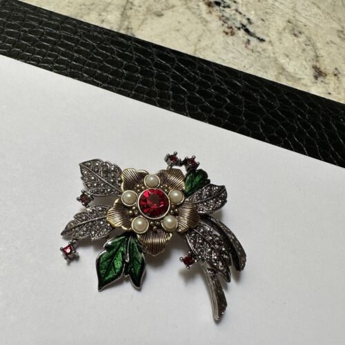 Signed Avon Christmas Poinsettia S-T Green Enamel Red Rhinestone Brooch Pin - Picture 1 of 7