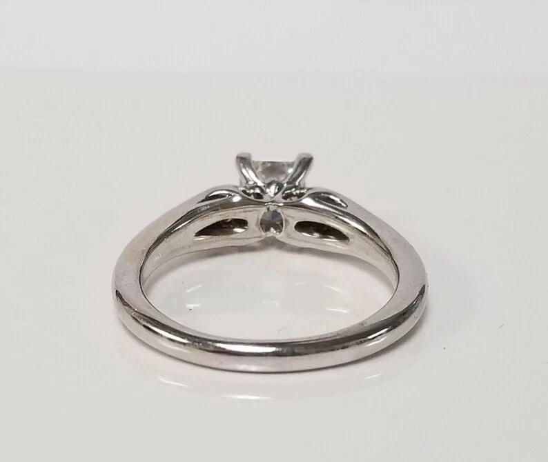 Anillo de compromiso de diamantes simulados de corte princesa de 2 quilates enchapado en oro blanco de 14 k Foto 4 de 4