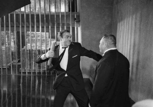 Sean Connery as James Bond 007 electrocutes Goldfingers henchman 1964 Photo 5 - Bild 1 von 1