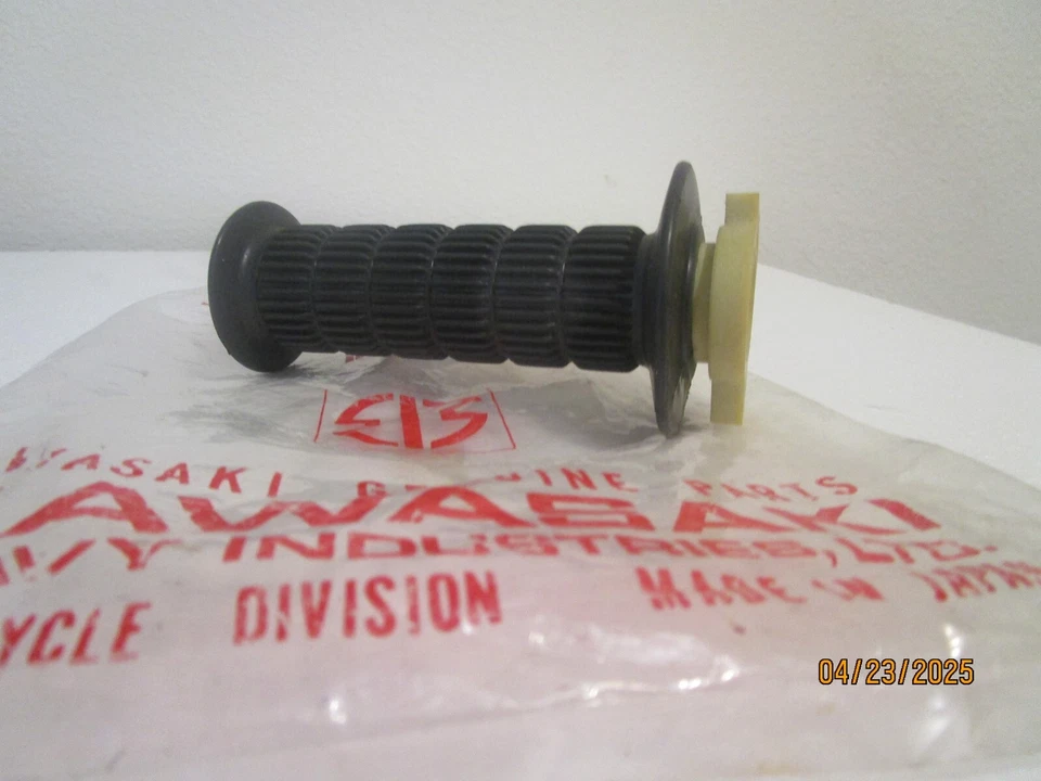 NOS Kawasaki 1972-75 F9 74-75 F11 OEM RH THROTTLE GRIP ASSEMBLY PN:46019-022 - Image 2 of 4