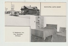 POSTCARD HAWATHA COURT GULF GAS STATION & PUMPS IRON MOUNTAIN MICHIGAN