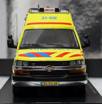 Miniature Ambulance Militaire BMP BMM-AMB – 1/43 – Hand Made Max Model – Résine Et Métal