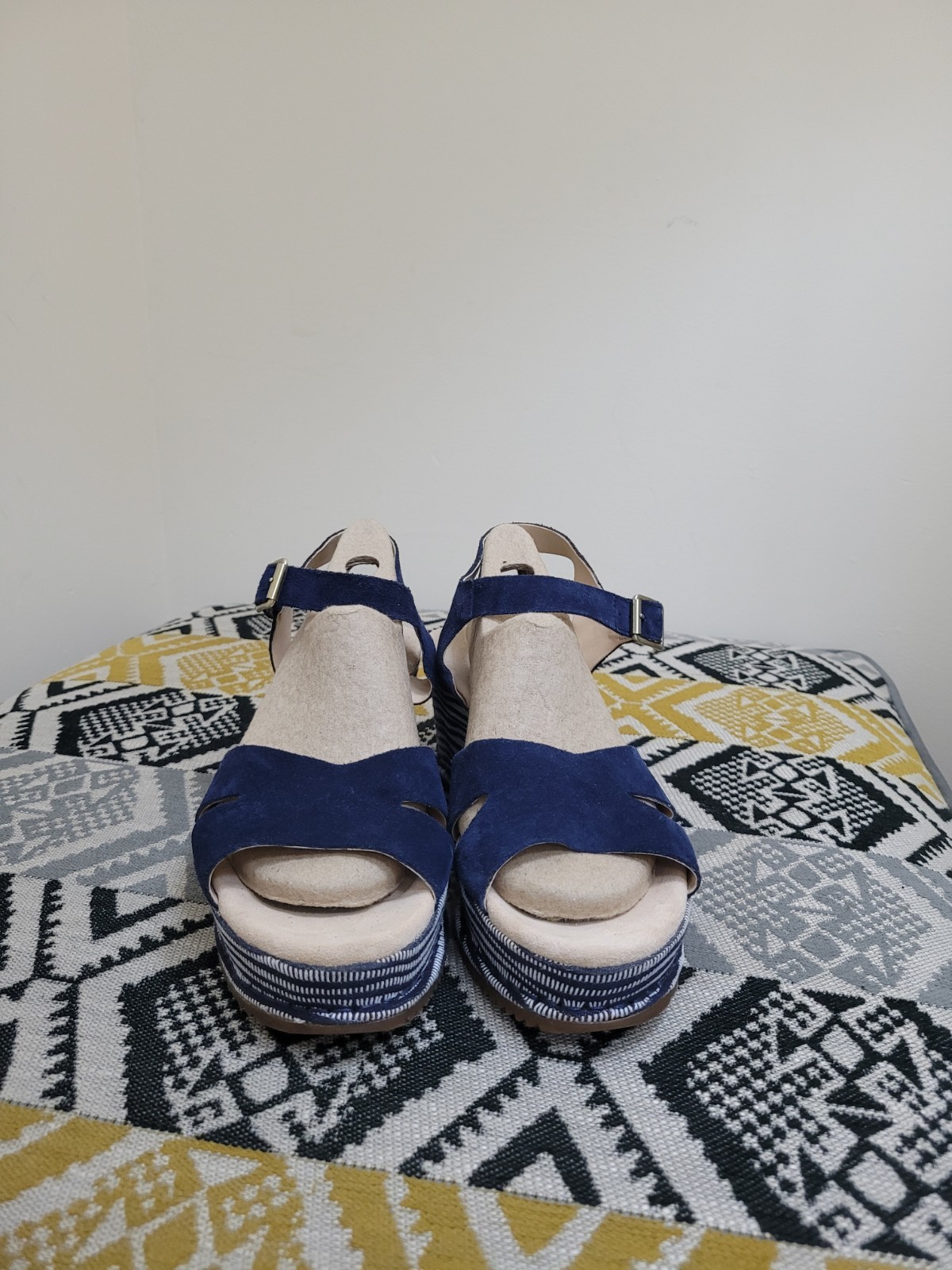 APL Sandali con zeppa scamosciati a righe nautiche Clarks Akilah Eden blu navy ottime condizioni taglia 7 EU 41