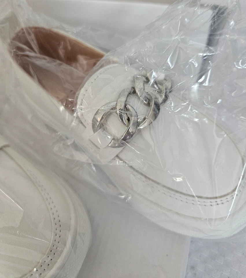 Mocasines blancos con decoración de metal plateado para niños/ Talla US 8/8.5 Mocasines para niños/ Zapatos/ Foto 3 de 4