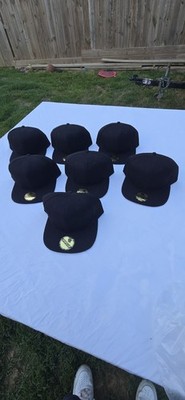generic blank black snapback hats featuring a flat brim Lot Of 7