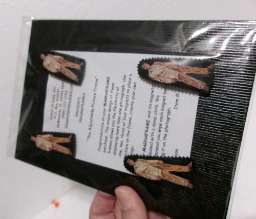 ELVIS PRESLEY WEARING FAMOUS GOLD LAME SUIT PHOTO FRAME 4 Detachable Magnets - Picture 4 of 8