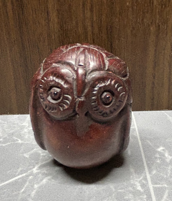 Fein geschnitztes japanisches Netsuke aus Holz einer Eule Vintage Schnitzerei 
