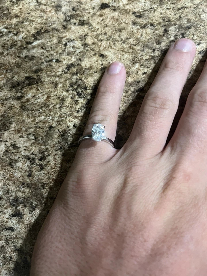 Anillo de compromiso ovalado cultivado en laboratorio de oro blanco de 14 K D/IF de 1,61 quilates Foto 3 de 4