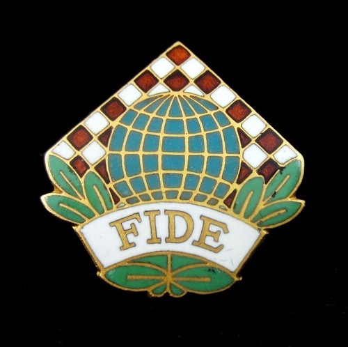 Vintage INTERNATIONAL CHESS FEDERATION (FIDE) Abzeichen Pin, Knopfloch Hugenin