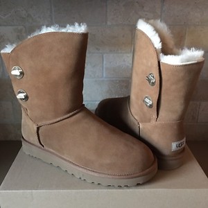 ugg turnlock boot