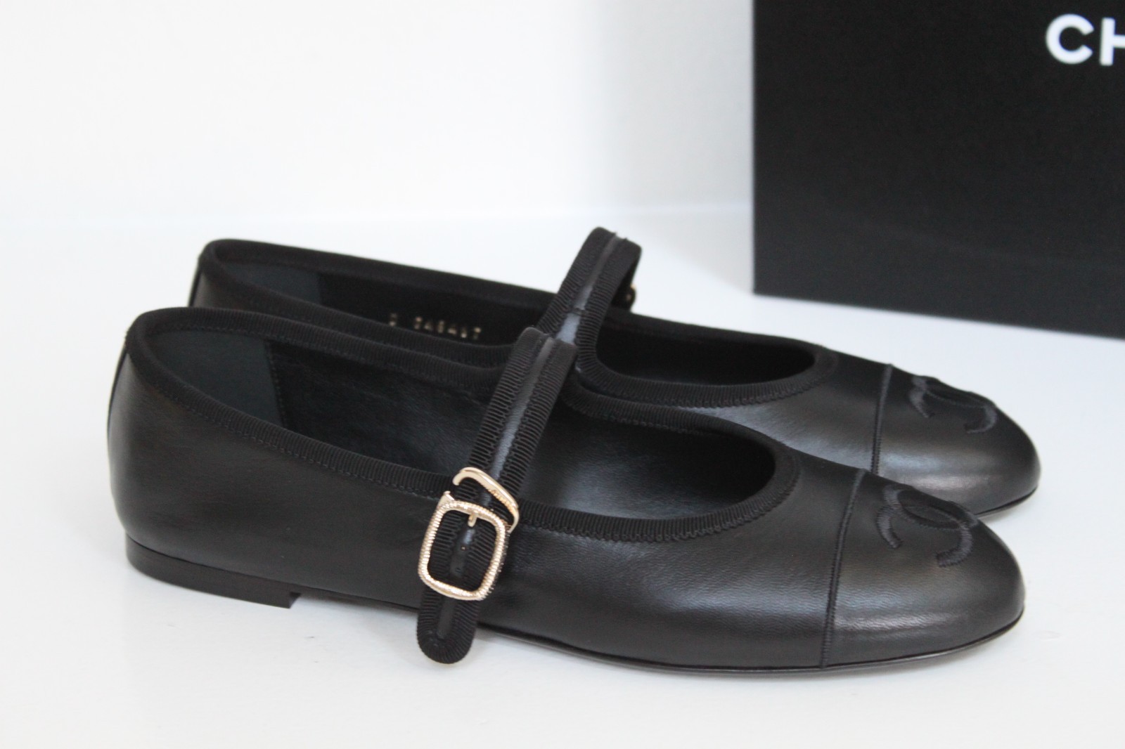 sz 7.5 / 38 CHANEL Black Lambskin CC Logo Mary Janes Ballet Moccasin Flat Shoes thumbnail 3