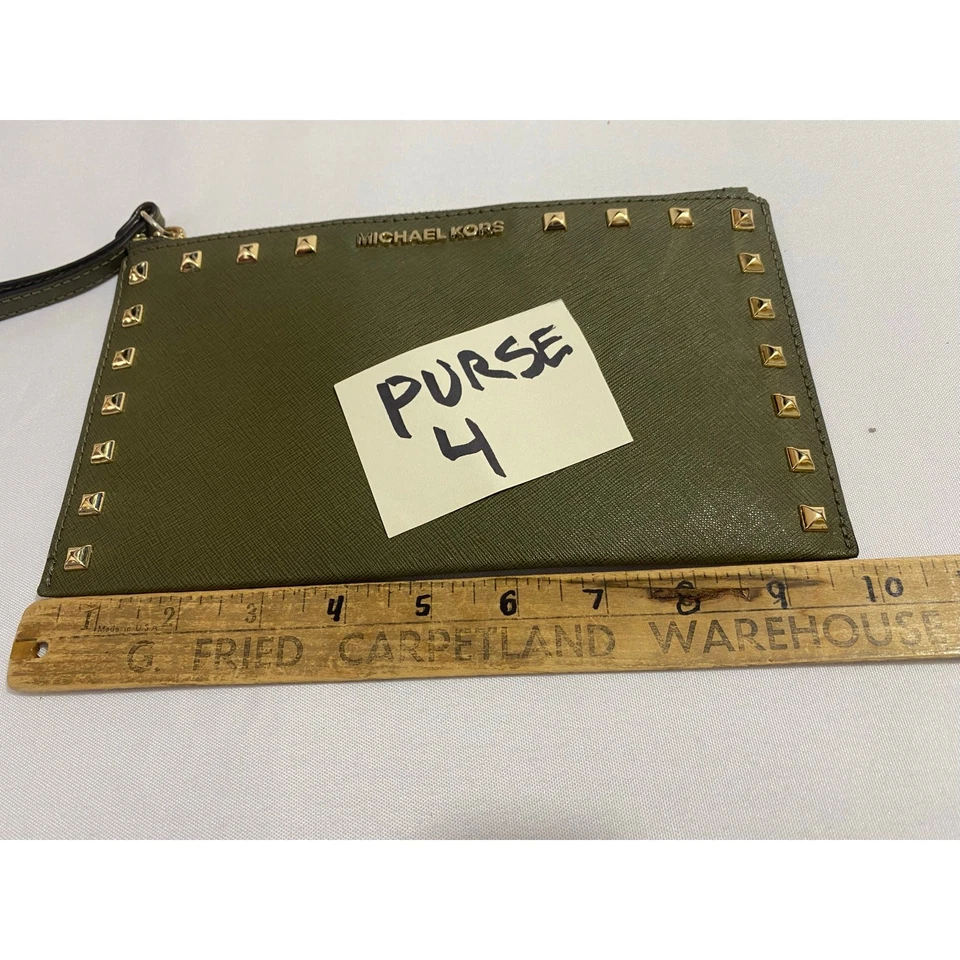 Bolso sin asas/muñequera Michael Kors Sandrine de cuero grande con cremallera en oro pálido Foto 3 de 4