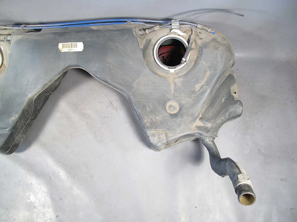 Пластиковый топливный бак BMW E39 5-Series 70 л 1998-2003 525i 540i M5 б/у оригинальный - Изображение 3 из 4