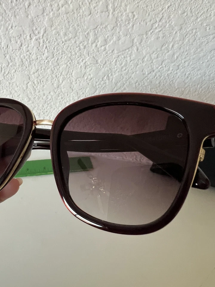 Óculos de sol QUAY Act Natural - Olho de gato armação vermelha quadrada com lente gradiente roxa - Imagem 2 de 4