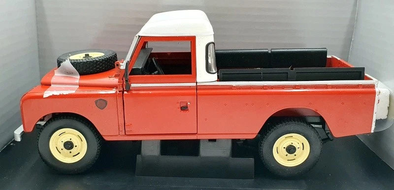 Eagle Universal Hobbies 1/18 Scale 4405 - Land Rover S III 109 Pick Up Red/White - Image 3 of 4