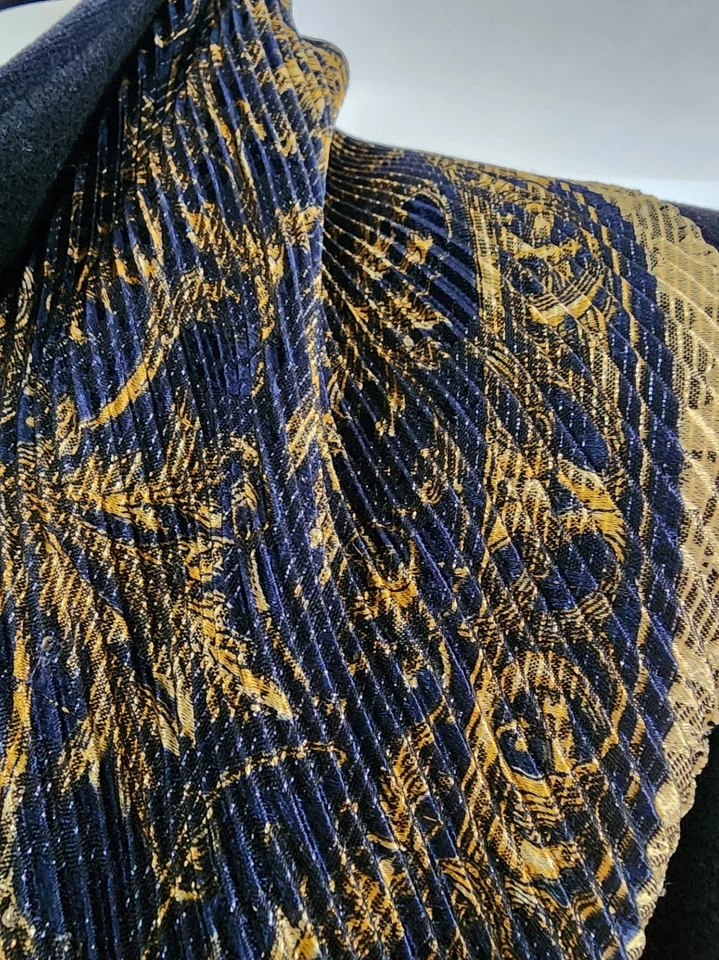 Cachecol plissado metálico vintage Mary McFadden feito na Itália ouro marinho década de 1980 glam - Imagem 2 de 4