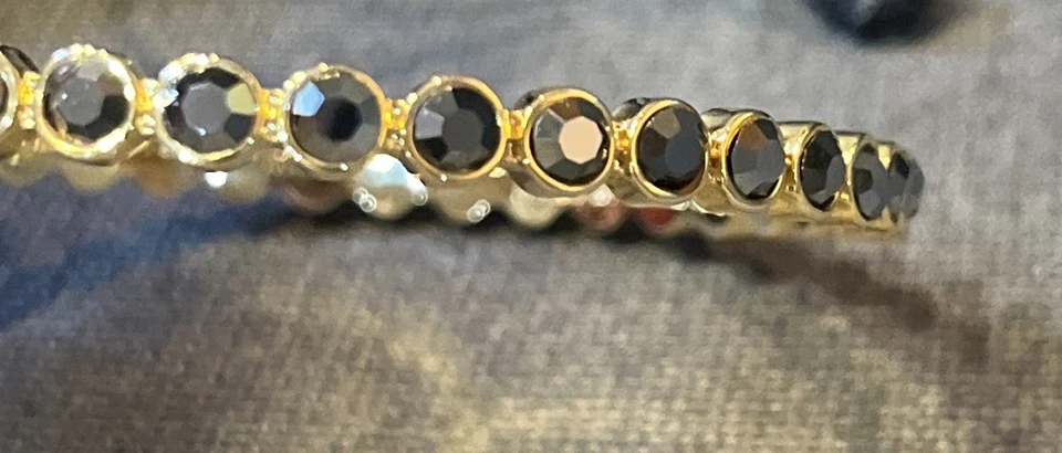 "Brazalete circular festoneado con cristales negros Marc By Mark Jacob's 14k GP 7,8""" Foto 2 de 4