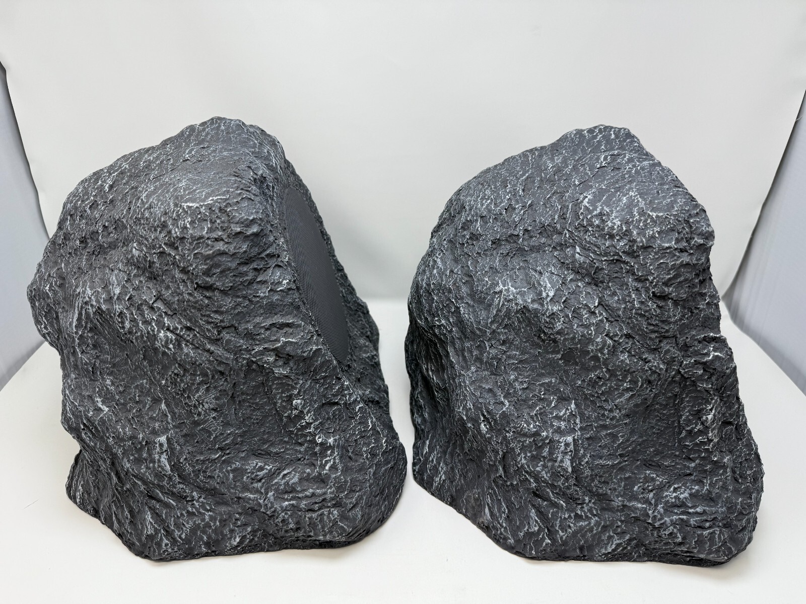 Pair of Innovative Technology ITSBO-513P5 Bluetooth Rock Speakers