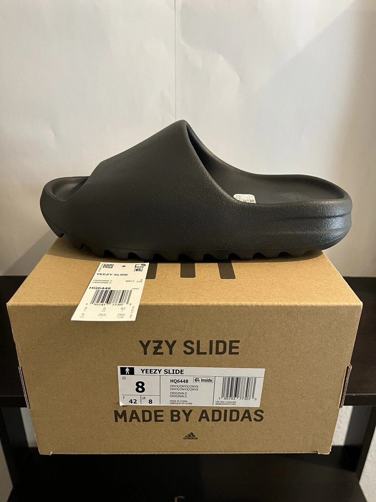 Slides da uomo taglia 8 DS Yeezy Onyx HQ6448 vestibilità mezza taglia più piccola