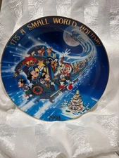 DISNEY 1994 "IT'S A SMALL WORLD HOLIDAY" COMMEMORATIVE PORCELAIN PLATE-NIB