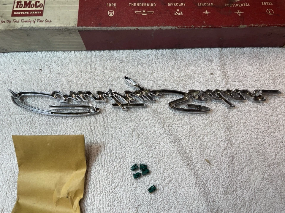 1962 Ford Galaxie страны седан новый из старых запасов задняя четверть панели хром отделка/эмблема/скрипт - Изображение 3 из 4