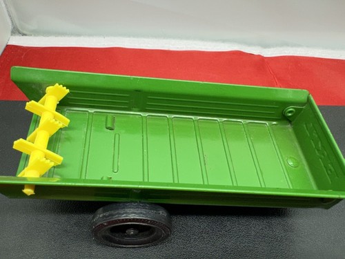 ERTL John Deere 75-7650 Green Farm Trailer Spreader - Picture 2 of 7
