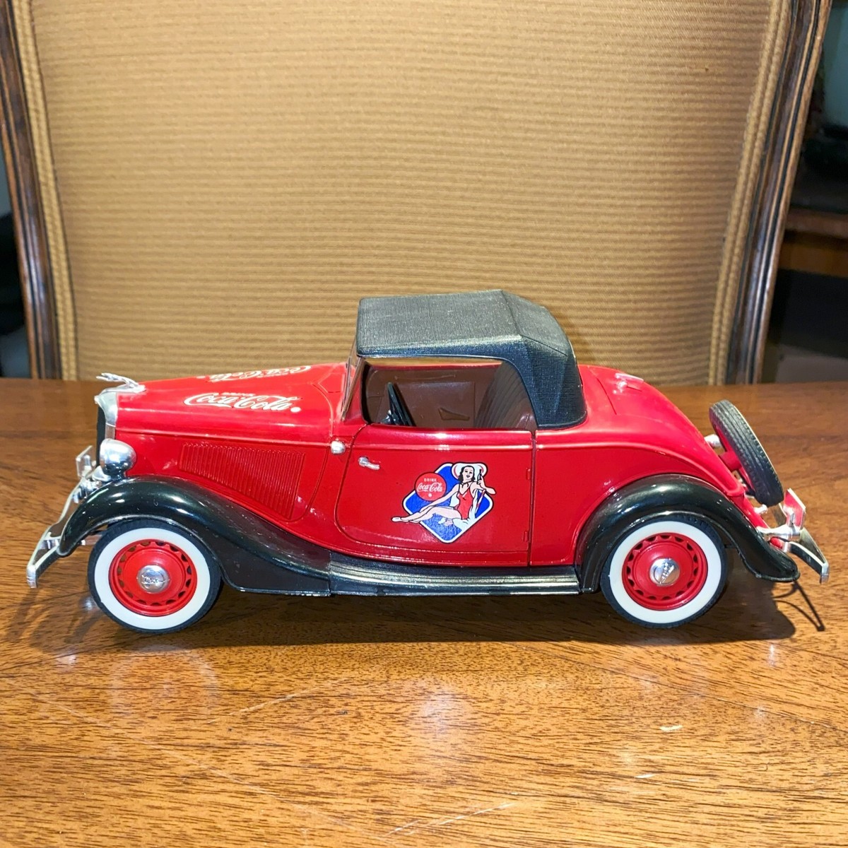 Solido Ford V8 Roadster 1934 Coca-Cola Red & Black Model Car 1/19