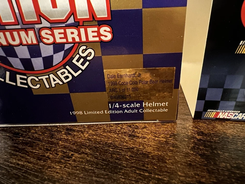 Casco de carreras NASCAR Dale Earnhardt Jr. Coca-Cola Polar Bear escala 1/4 Foto 4 de 4