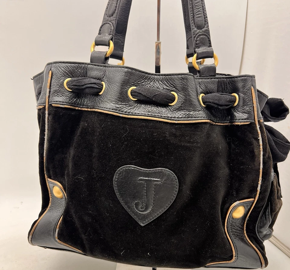 Raro Bolso de Mano Juicy Couture Vintage Negro Terciopelo Bordado Oro Rosa Dijes Lazo Foto 2 de 4