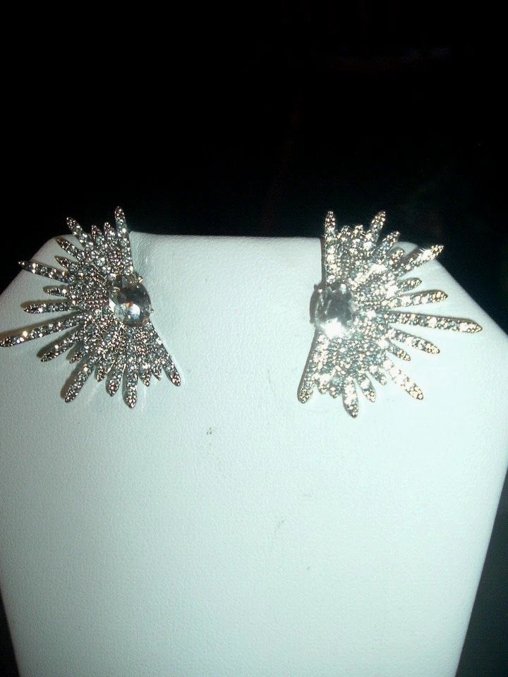 RESUMEN Edgy Spikes Cristal FORMA MEDIO SOL Betsey Johnson PENDIENTES Perforados Foto 3 de 4