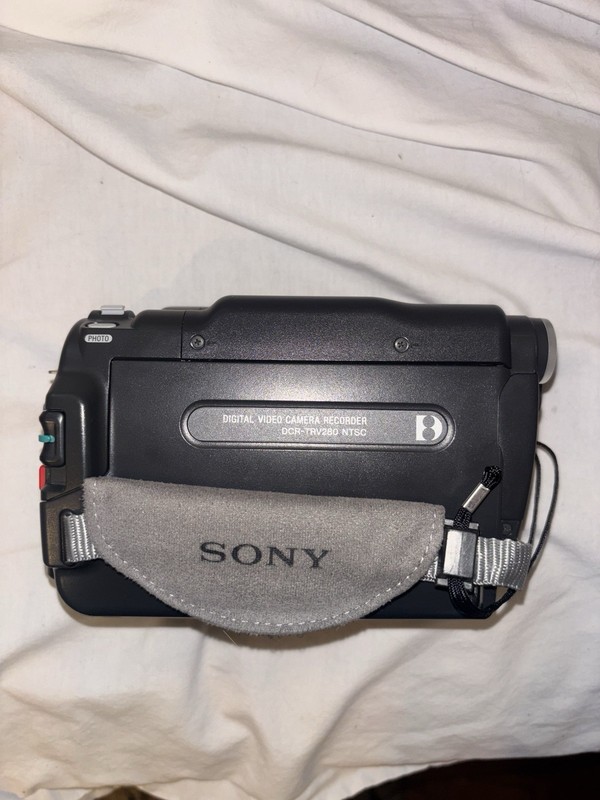 Sony Handycam DCR-TRV280 Digital8 990x Zoom 2.5" LCD Silver/Black w/ Accessories
