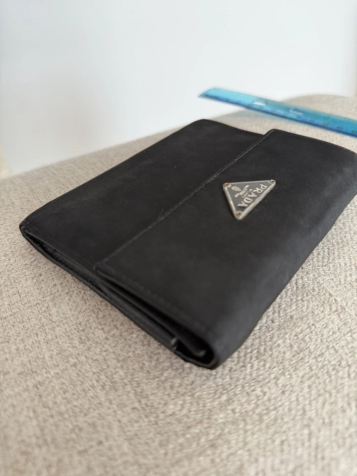 Cartera Prada Auténtica de Nylon Triple Plegable - Clásica Negra, Espaciosa y Atemporal Foto 4 de 4