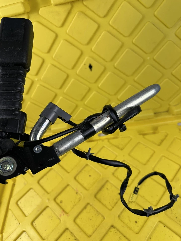 Infiniti QX56 QX80 2011-2017 hebilla del cinturón de seguridad delantero izquierdo del lado del conductor OEM Foto 4 de 4