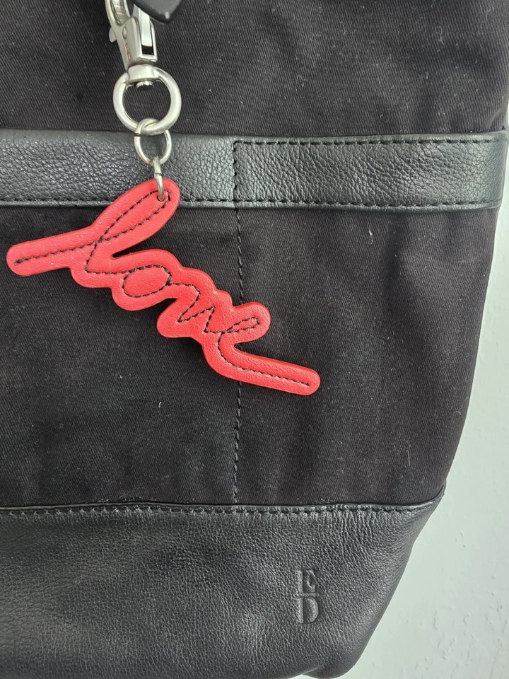 Bolso de hombro ED Etienne D de cuero gamuza negro con encanto de amor rojo Foto 3 de 4