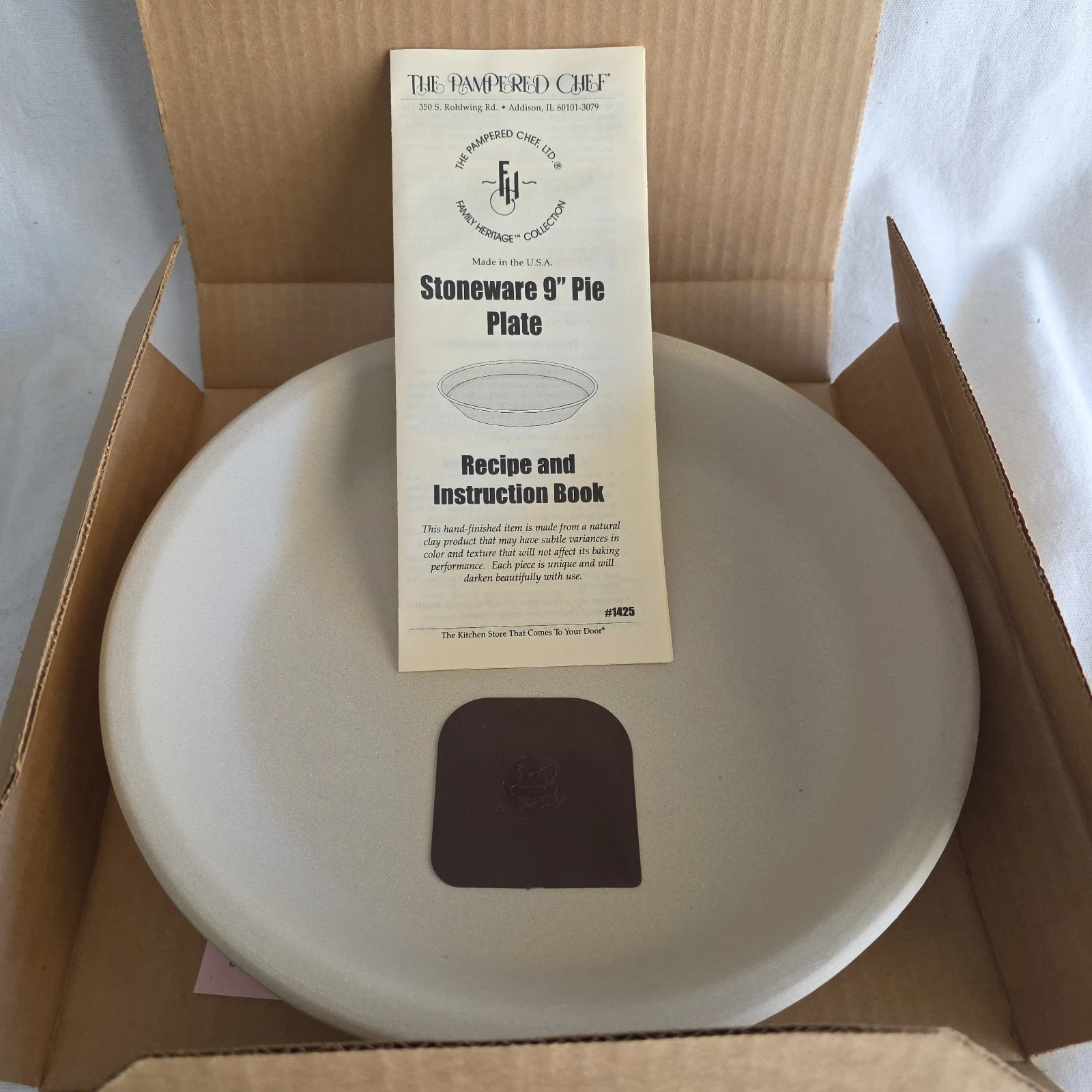 Pampered Chef Stoneware 9" Round Pie Plate #1425 Family Heritage Collection
