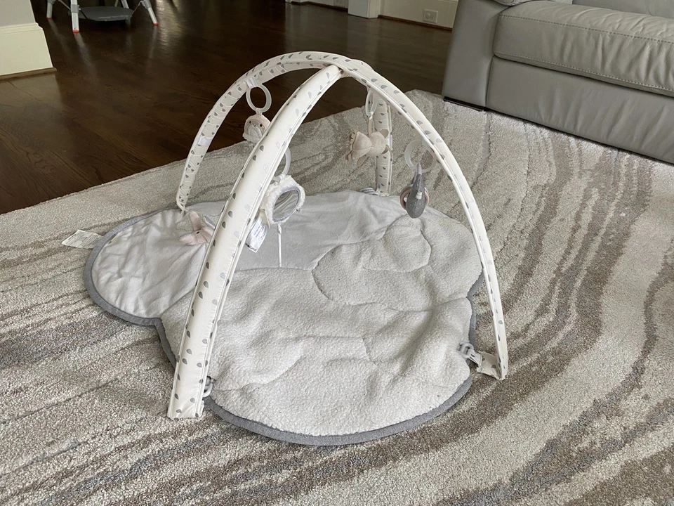 Gimnasio de actividades Pottery Barn Kids Skip Hop Dreamy Skies Foto 3 de 4