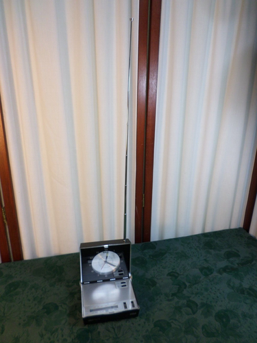 Vintage RCA Solid-State Battery-Operated Clock Radio-Clock Works-Needs Repair - Afbeelding 2 van 13