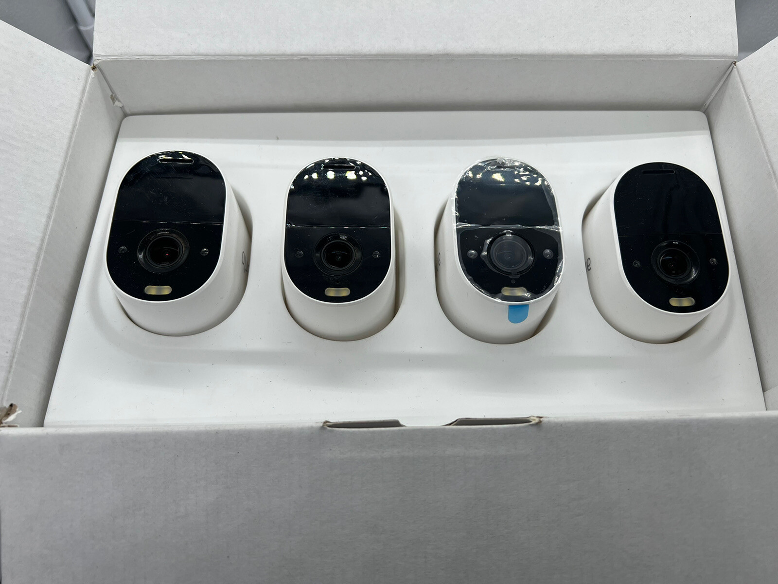 ARLO ESSENTIALS VMK24301SCNAS Spotlight Camera + Solar Panel (4