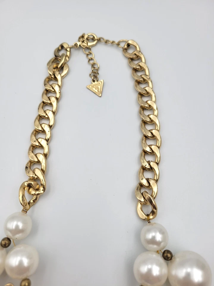 Collar Guess audaz declaración diamantes de imitación perlas tono dorado 18-21" grueso Foto 3 de 4