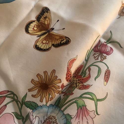 Gucci Silk Scarf Floral Fruit Theme Accornero Beige Neutral Italy 34'' Rare - Picture 9 of 10