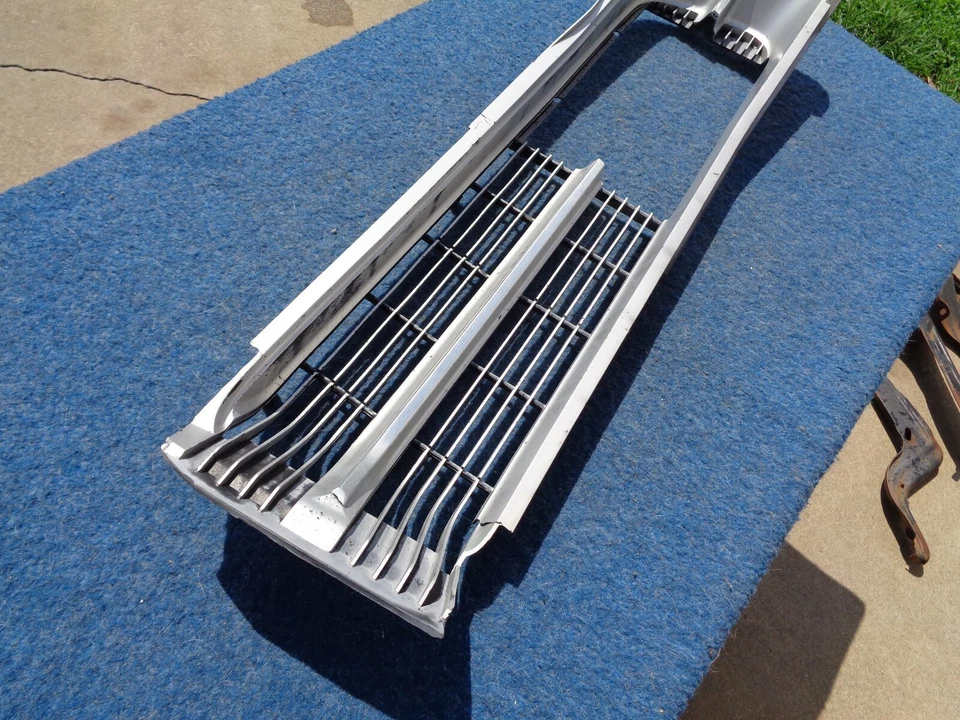 1967 Pontiac Grand Prix RGHT GRILL NICE USED ORIGINAL - Imagem 2 de 4