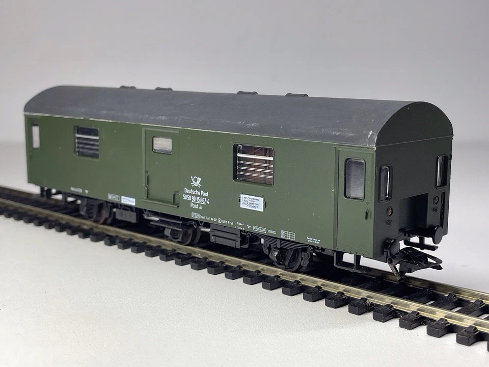 2 Piko HO Scale German 3 Axle Luggage Coach and Postal Van in DR Green 6522 6523 - Image 4 of 4