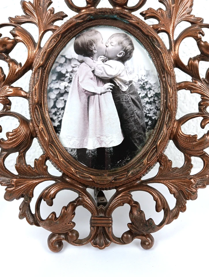 ANTIGUO ORNAMENTADO Art Nouveau Oro Hierro Fundido Ovalado Marco de Fotos-Niño Besando Niña Foto 3 de 4