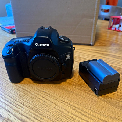 Canon EOS 5D Digital SLR Camera Body Black w/ 2 ea Battery & Charger 12-13.9MP