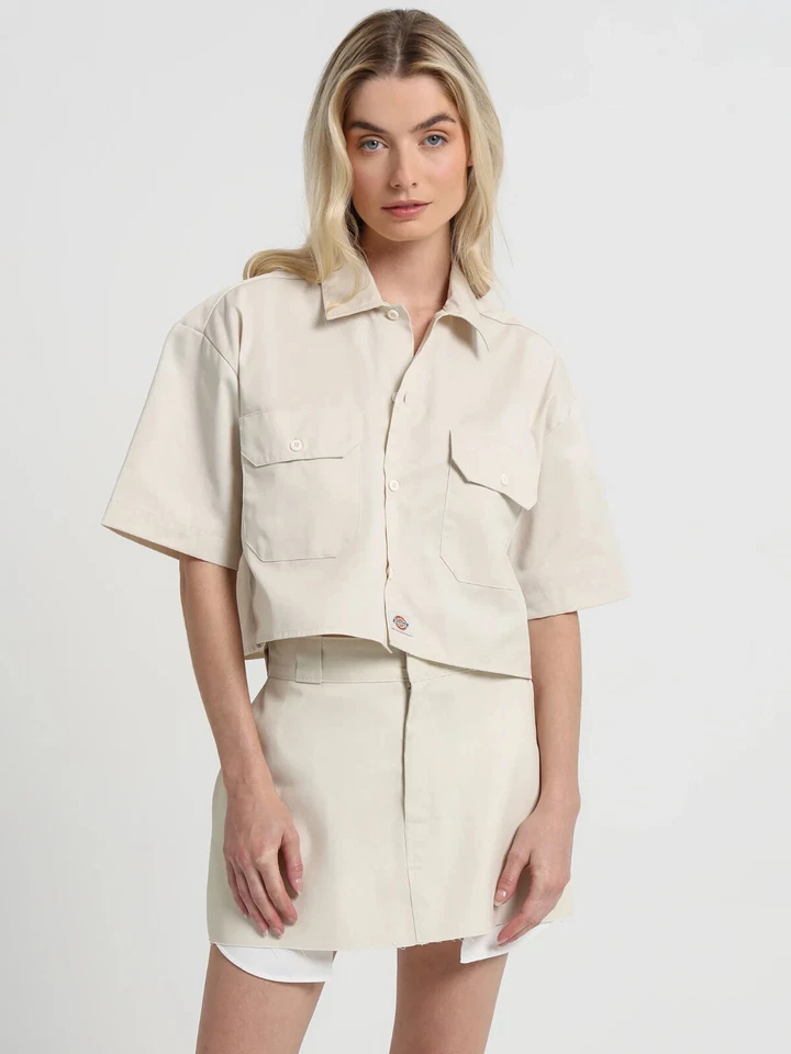 Camisa de trabajo recortada Dickies 1574 en hueso, pequeña para mujer Foto 2 de 4