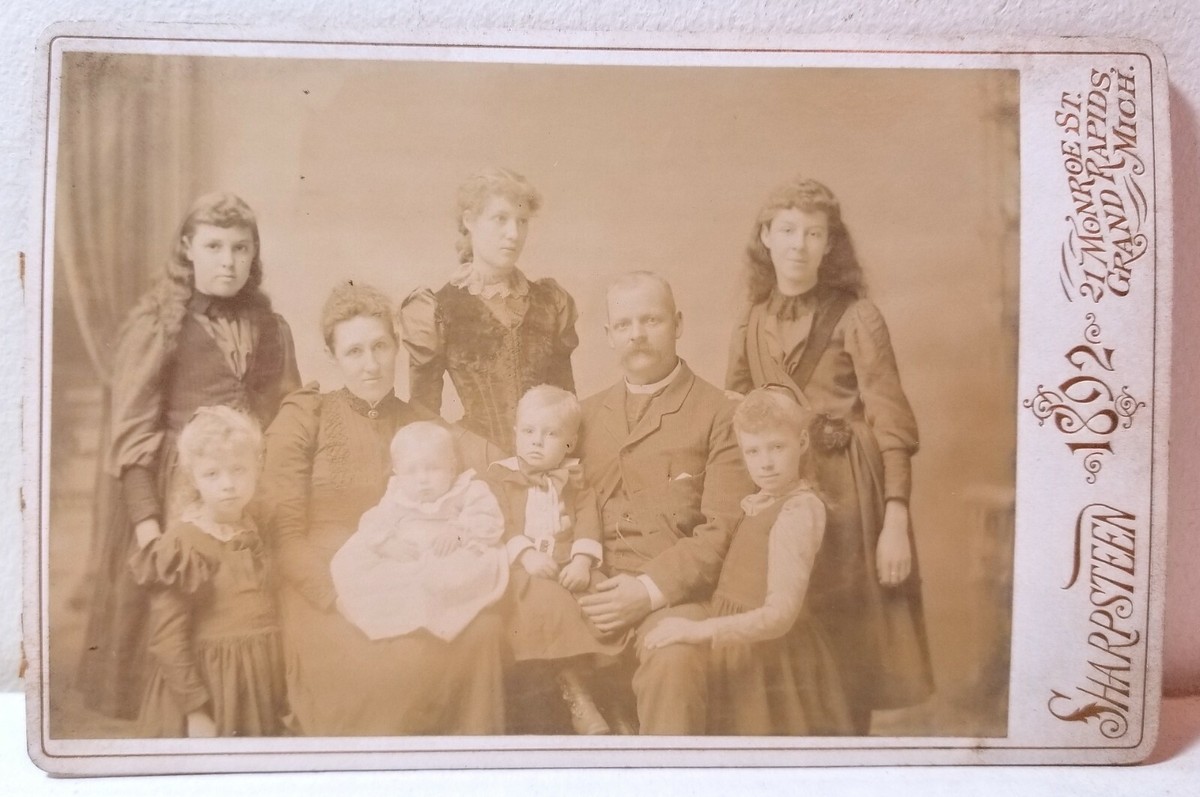 ママみ 1892 family with seven kids, Grand Rapids, Michigan; cabinet card