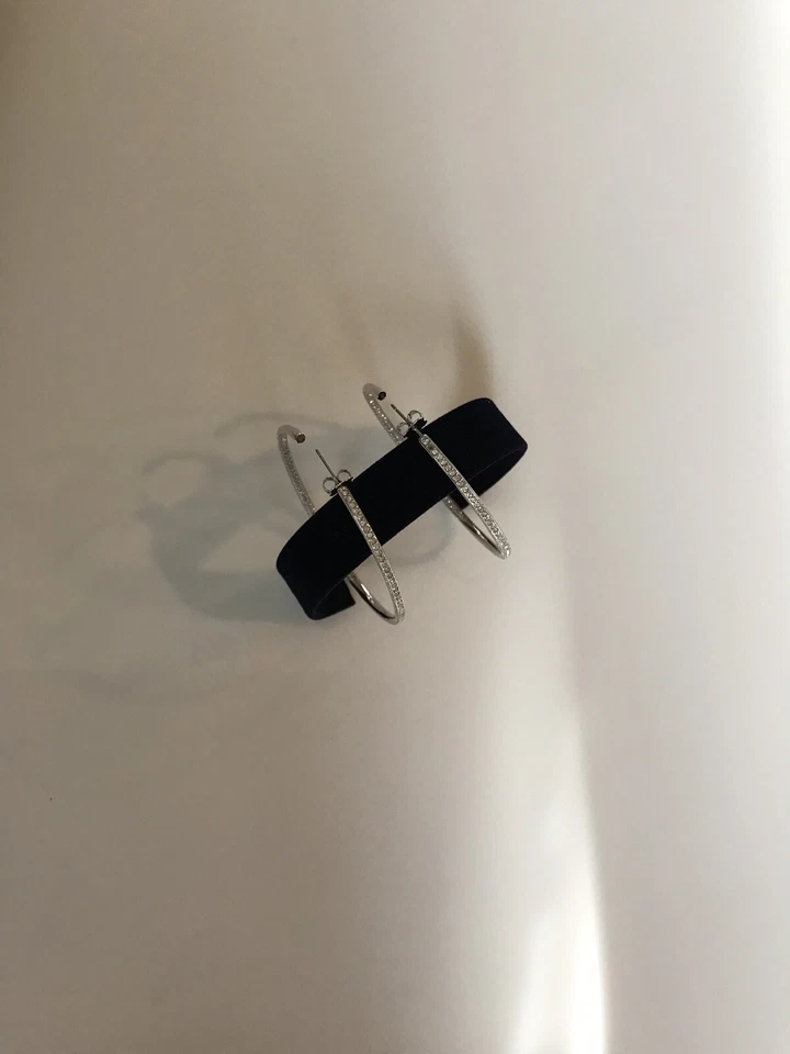 "Pendientes de aro medianos Eliot Danori Inside Out de 2"" tono plateado, placa de rodio, cristal" Foto 4 de 4