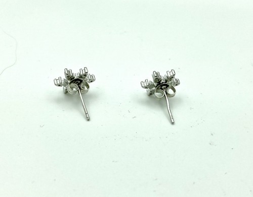 Hermosos Pendientes Tono Plata Circón Copo de Nieve Tachuelas - Navidad Invierno Vacaciones - Imagen 3 de 4